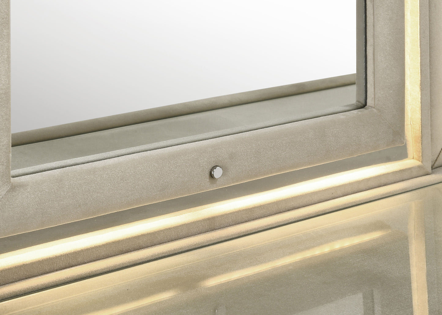 Lorient 4-piece Eastern King Bedroom Set Ivory and Camel